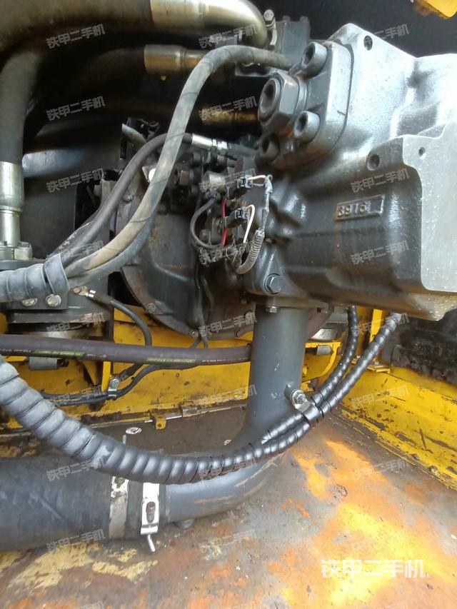 液压泵舱室正面整体（整机外观）