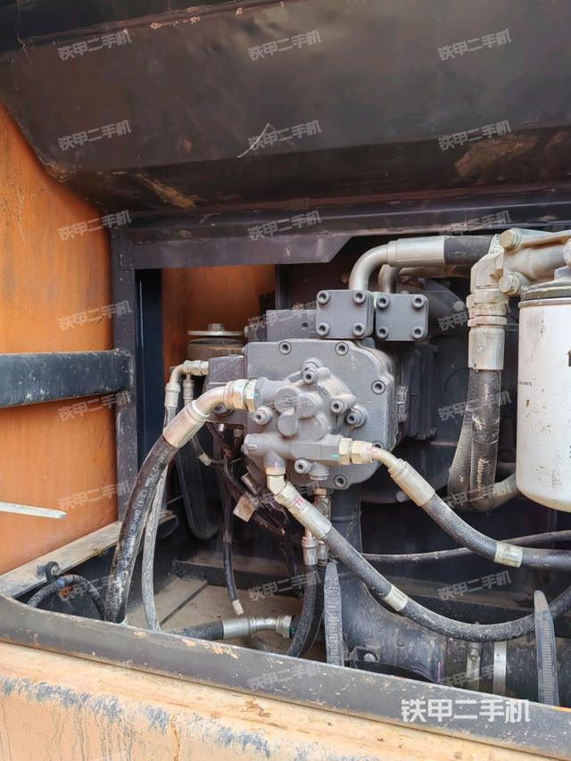 液压泵舱室正面整体(整机外观) 液压泵舱室正面整体(整机外观)