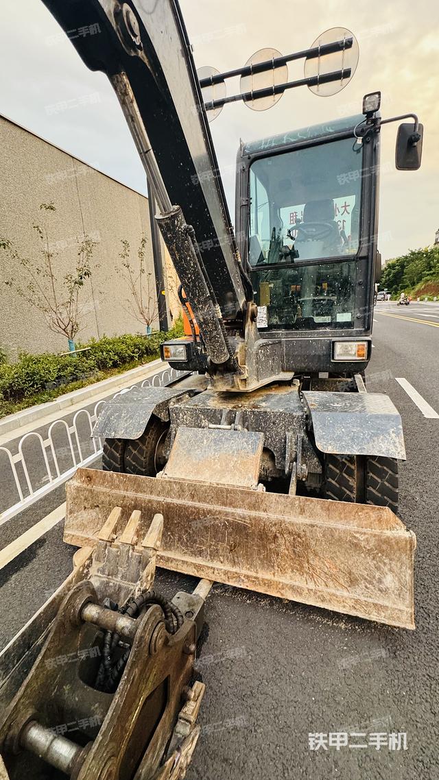 液压泵舱室正面整体(整机外观) 液压泵舱室正面整体(整机外观)