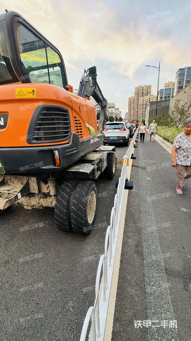 单侧履带整体(整机外观) 单侧履带整体(整机外观)
