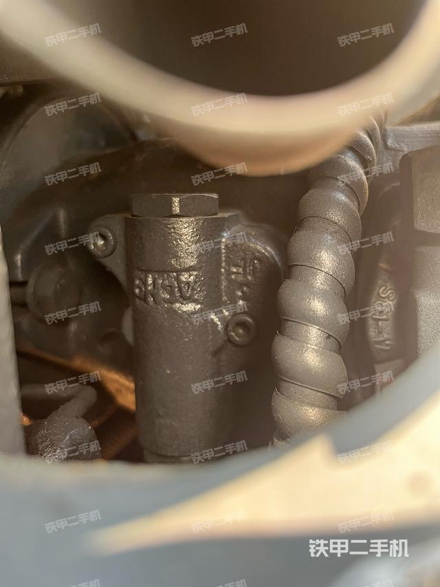 液压泵舱室正面整体（整机外观）