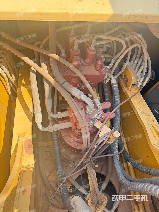 回转马达和主控阀（整机外观）