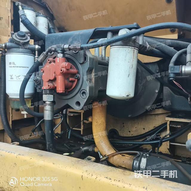 液壓泵艙室正面整體(整機外觀) 液壓泵艙室正面整體(整機外觀)