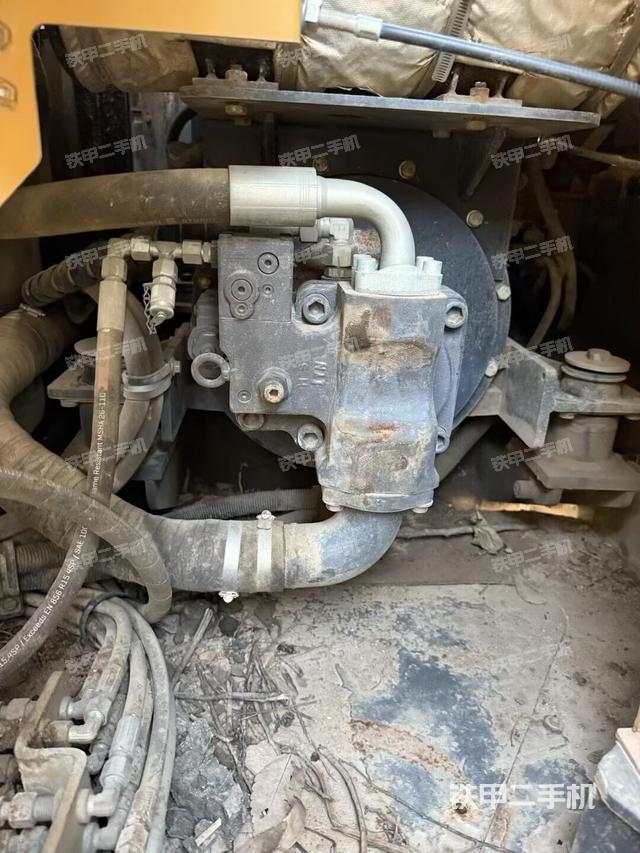 液壓泵艙室正面整體(整機(jī)外觀) 液壓泵艙室正面整體(整機(jī)外觀)