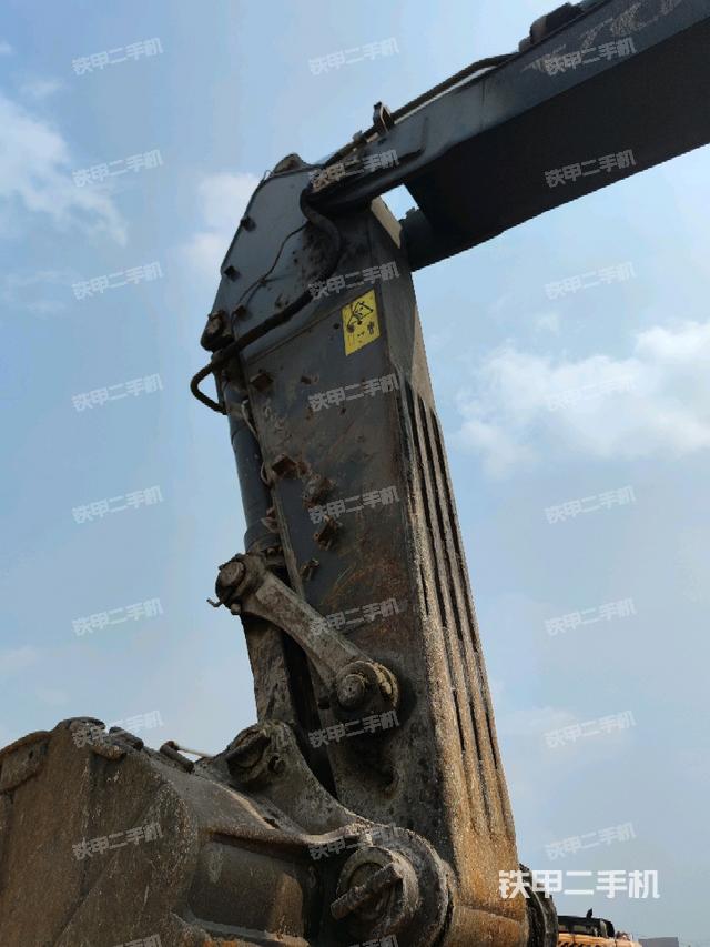 小臂整体左后(工作和回转装置) 小臂整体左后(工作和回转装置)