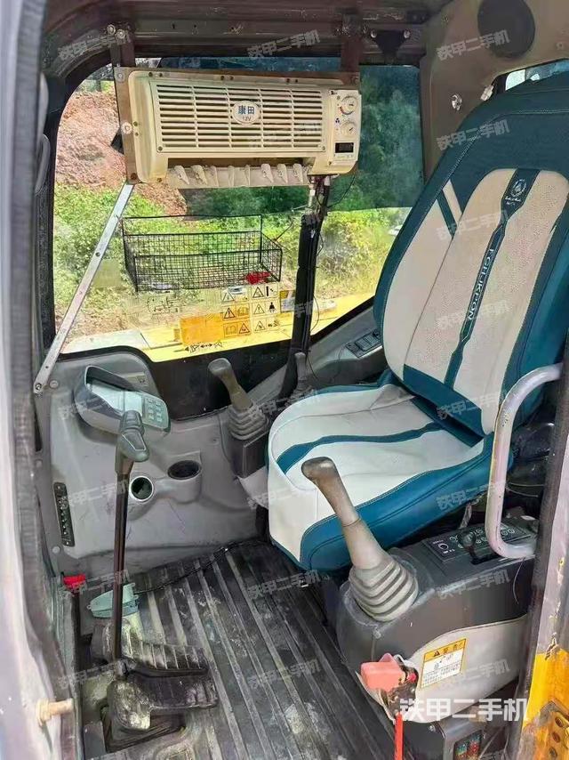 駕駛室整體(整機(jī)外觀) 駕駛室整體(整機(jī)外觀)