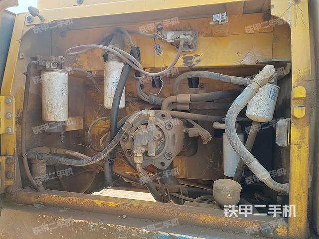 液压泵舱室正面整体(整机外观) 液压泵舱室正面整体(整机外观)