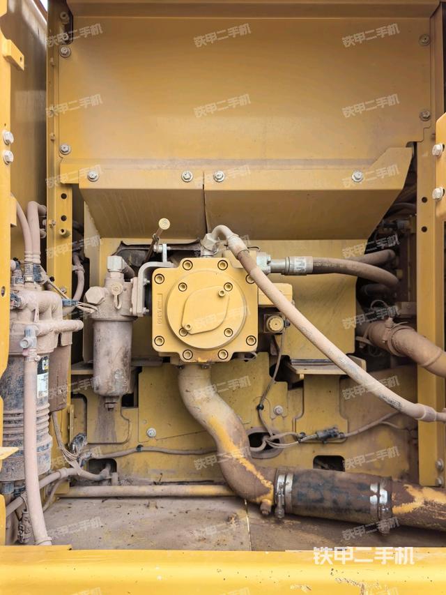 液壓泵艙室正面整體(整機(jī)外觀) 液壓泵艙室正面整體(整機(jī)外觀)