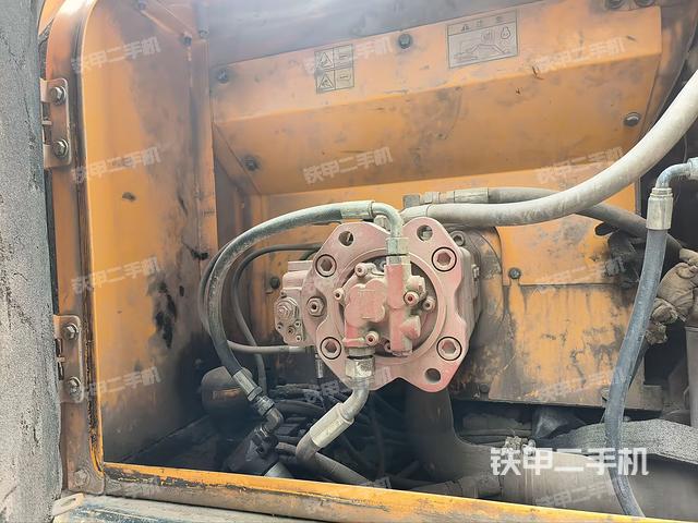 液压泵舱室正面整体(整机外观) 液压泵舱室正面整体(整机外观)