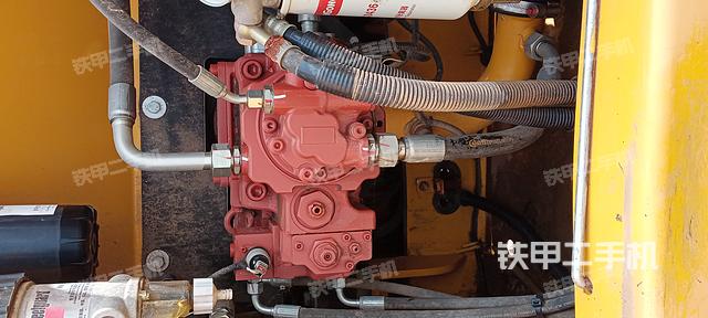 液压泵舱室正面整体（整机外观）