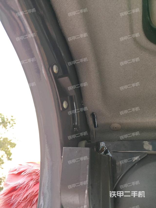 行走控制手柄和踏板?俯拍(駕駛室部分) 行走控制手柄和踏板?俯拍(駕駛室部分)