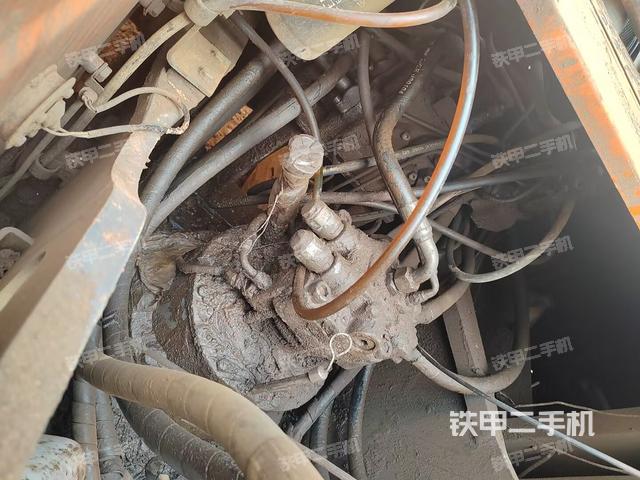 回轉(zhuǎn)馬達(dá)和主控閥(整機(jī)外觀) 回轉(zhuǎn)馬達(dá)和主控閥(整機(jī)外觀)