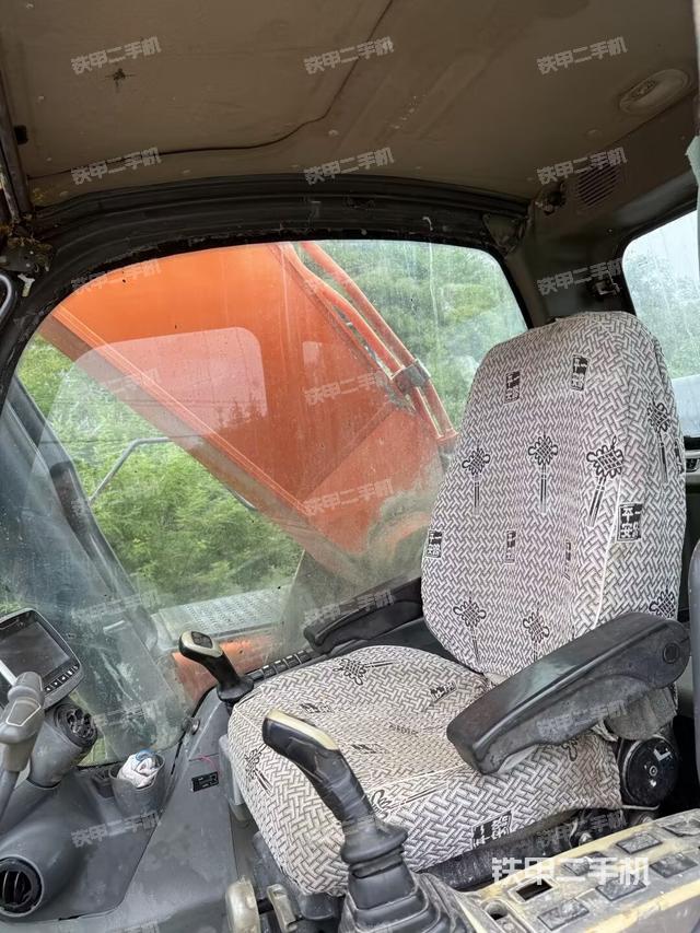 驾驶室整体(整机外观) 驾驶室整体(整机外观)