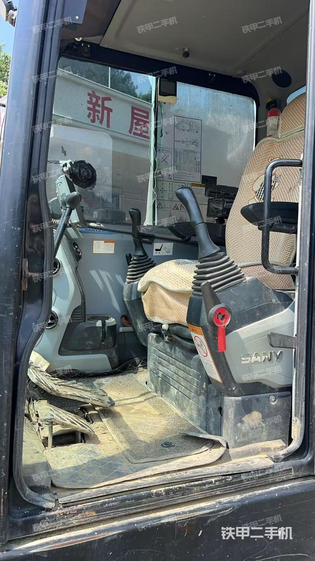 駕駛室整體(整機外觀) 駕駛室整體(整機外觀)