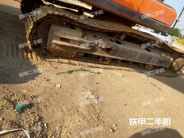 單側(cè)履帶整體(整機(jī)外觀) 單側(cè)履帶整體(整機(jī)外觀)