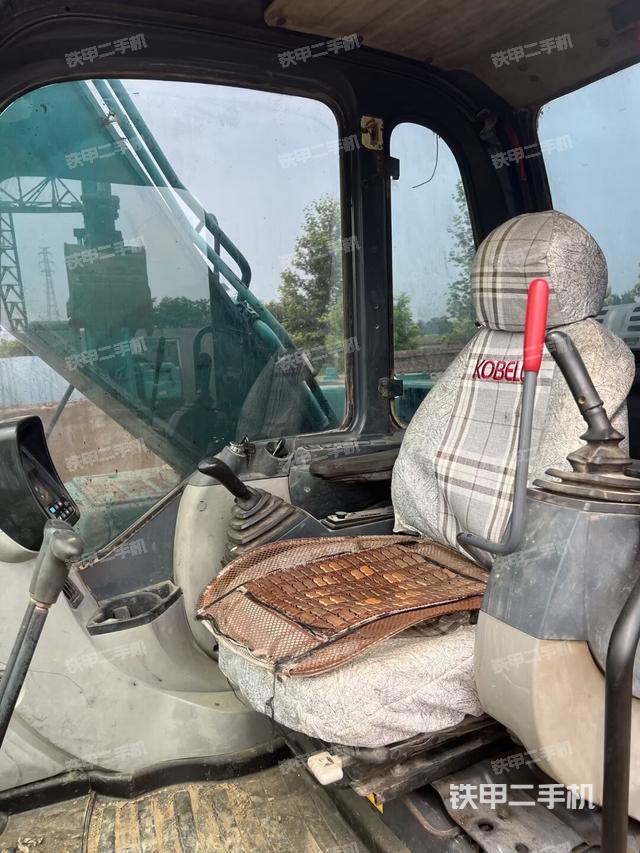 驾驶室整体(整机外观) 驾驶室整体(整机外观)