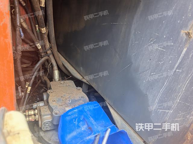 回轉(zhuǎn)馬達和主控閥(整機外觀) 回轉(zhuǎn)馬達和主控閥(整機外觀)
