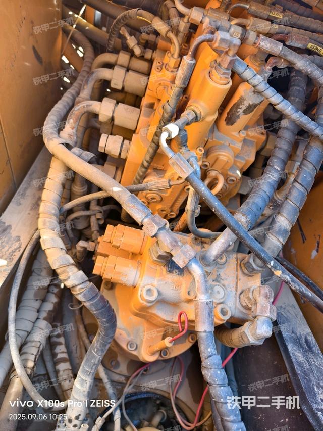 回轉馬達和主控閥(整機外觀) 回轉馬達和主控閥(整機外觀)