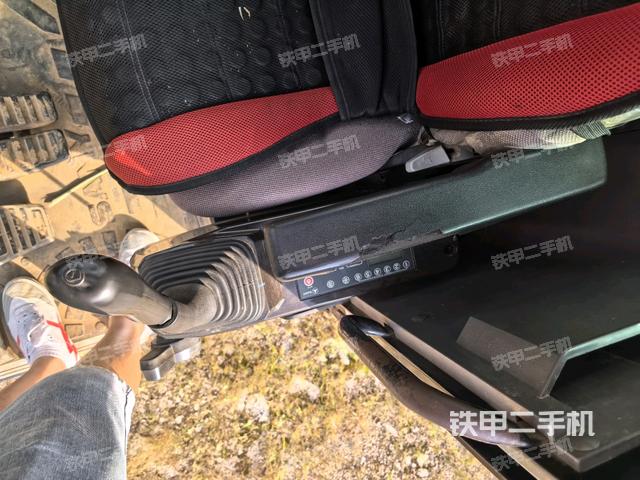 座椅右側(cè)控制臺(tái)/鑰匙門(mén)/油門(mén)/含右手柄（駕駛室部分）