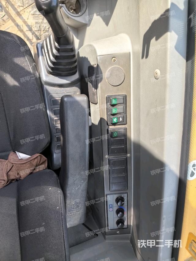 行走控制手柄和踏板 俯拍（驾驶室部分）
