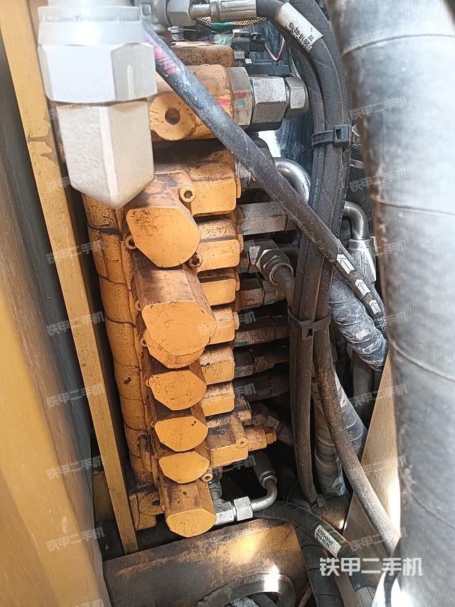 回转马达和主控阀（整机外观）