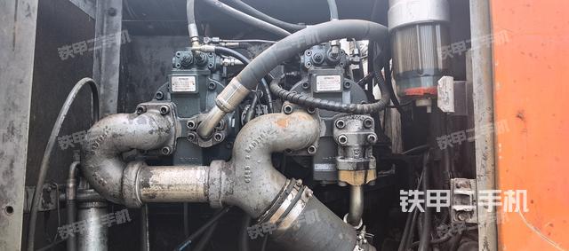 液压泵舱室正面整体（整机外观）