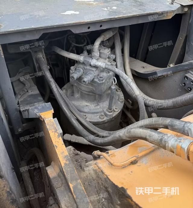 回转马达和主控阀(整机外观) 回转马达和主控阀(整机外观)