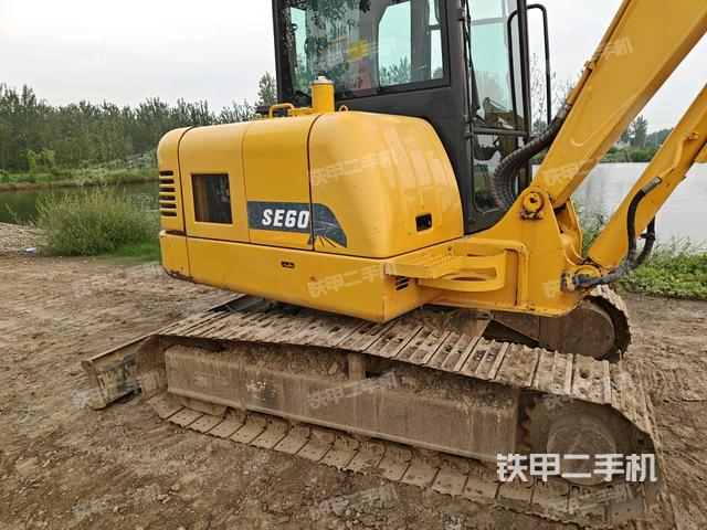 轉盤和下車架正前(工作和回轉裝置) 轉盤和下車架正前(工作和回轉裝置)