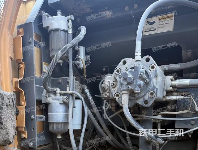 液压泵舱室正面整体(整机外观) 液压泵舱室正面整体(整机外观)