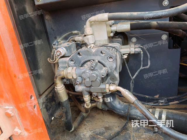 液压泵舱室正面整体(整机外观) 液压泵舱室正面整体(整机外观)