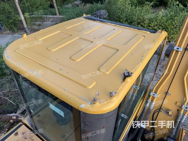 駕駛室頂部(整機(jī)外觀) 駕駛室頂部(整機(jī)外觀)