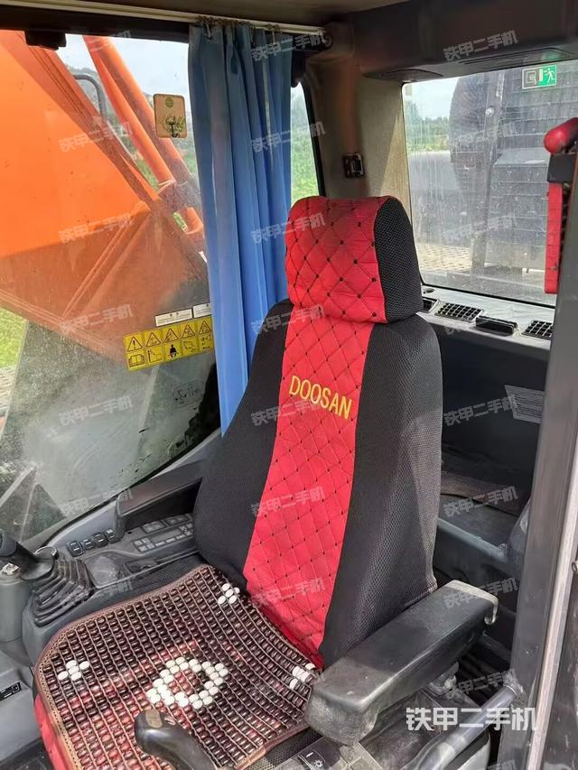 駕駛室整體(整機外觀) 駕駛室整體(整機外觀)