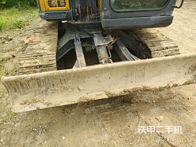 轉(zhuǎn)盤和下車架正前(工作和回轉(zhuǎn)裝置) 轉(zhuǎn)盤和下車架正前(工作和回轉(zhuǎn)裝置)