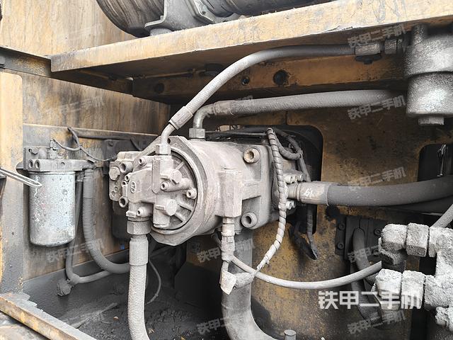 液压泵舱室正面整体（整机外观）