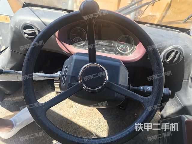 駕駛室操作臺(tái)(整機(jī)外觀及大件) 駕駛室操作臺(tái)(整機(jī)外觀及大件)