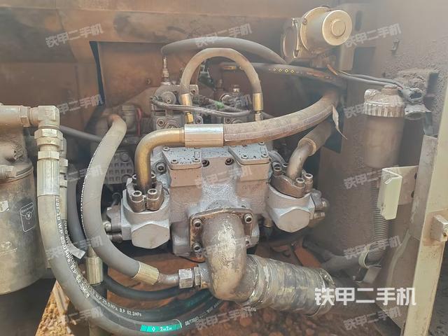 液壓泵艙室正面整體(整機(jī)外觀) 液壓泵艙室正面整體(整機(jī)外觀)