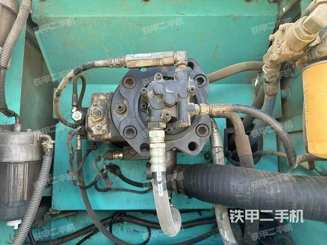 液壓泵艙室正面整體(整機外觀) 液壓泵艙室正面整體(整機外觀)