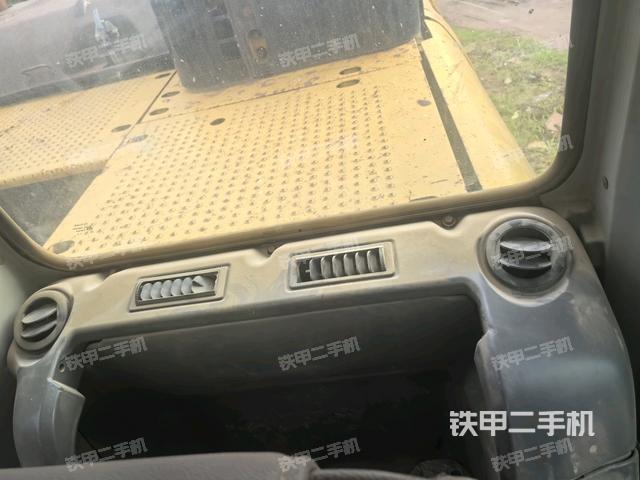 行走控制手柄和踏板?俯拍(駕駛室部分) 行走控制手柄和踏板?俯拍(駕駛室部分)