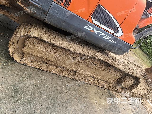 單側(cè)履帶整體(整機外觀) 單側(cè)履帶整體(整機外觀)