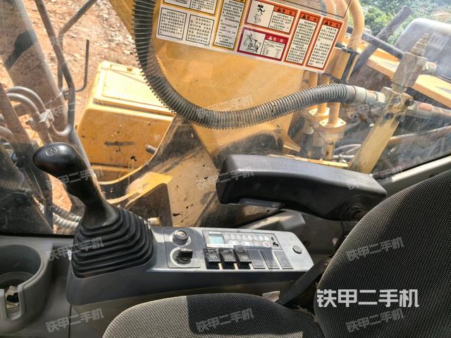 座椅右側(cè)控制臺(tái)/鑰匙門(mén)/油門(mén)/含右手柄(駕駛室部分) 座椅右側(cè)控制臺(tái)/鑰匙門(mén)/油門(mén)/含右手柄(駕駛室部分)