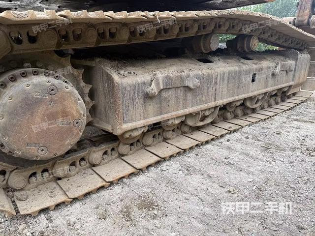 单侧履带整体(整机外观) 单侧履带整体(整机外观)