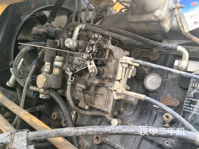 發(fā)動機右側(cè)全景（壓路機發(fā)動機艙）