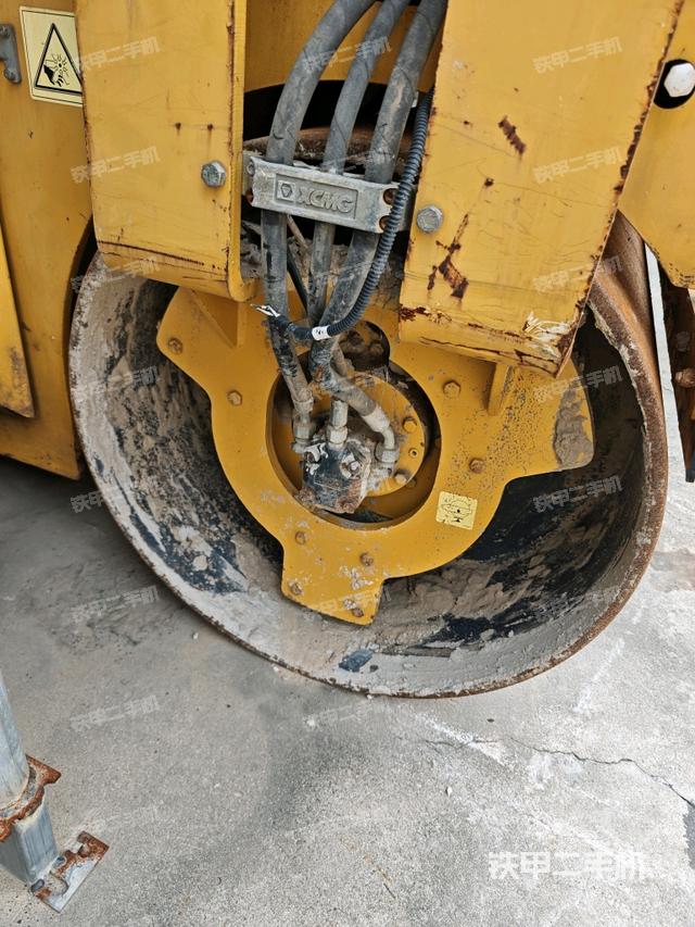正左側(cè)(壓路機(jī)整機(jī)外觀) 正左側(cè)(壓路機(jī)整機(jī)外觀)