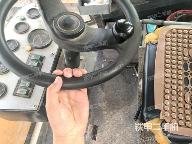 駕駛室頂蓬內(nèi)（壓路機駕駛室）