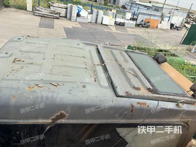 駕駛室頂部(整機(jī)外觀) 駕駛室頂部(整機(jī)外觀)