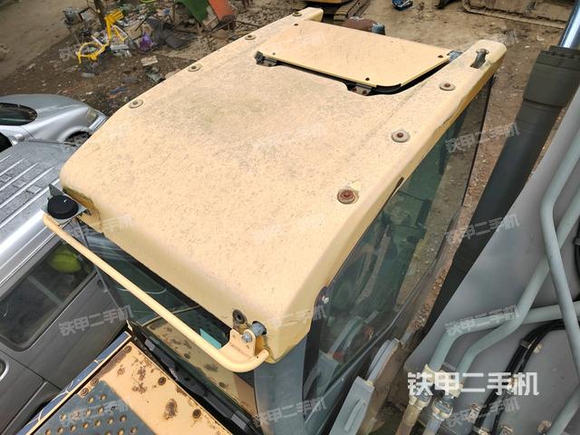 駕駛室頂部(整機(jī)外觀) 駕駛室頂部(整機(jī)外觀)