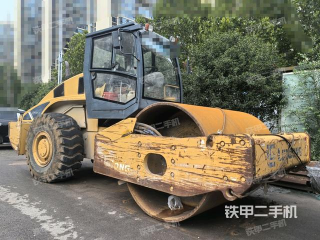 右前45°(压路机整机外观) 右前45°(压路机整机外观)