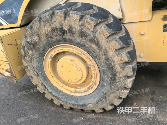 后轮右侧全景(压路机前后车架) 后轮右侧全景(压路机前后车架)