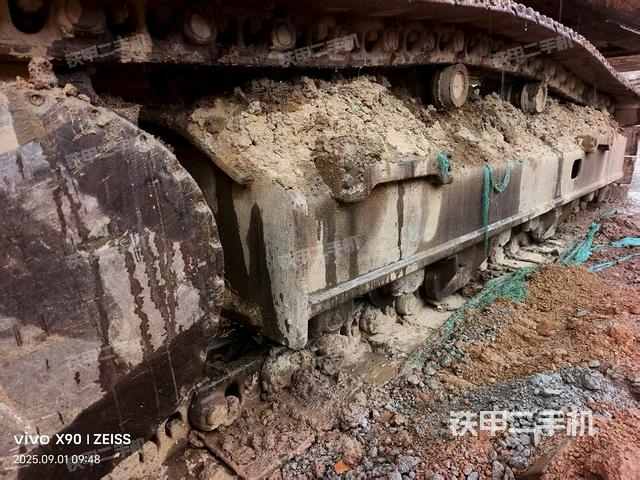 單側(cè)履帶整體(整機(jī)外觀) 單側(cè)履帶整體(整機(jī)外觀)