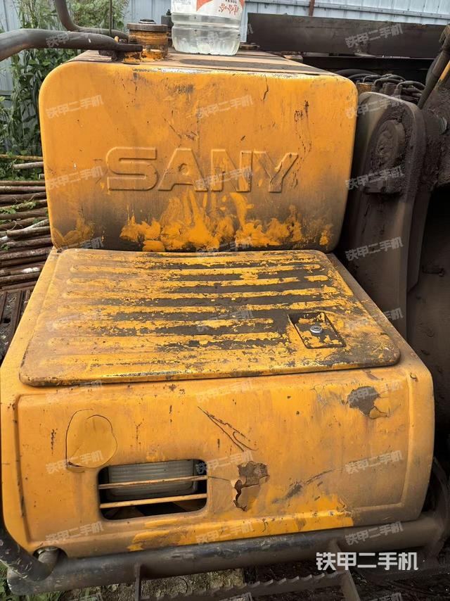 駕駛室整體(整機(jī)外觀) 駕駛室整體(整機(jī)外觀)